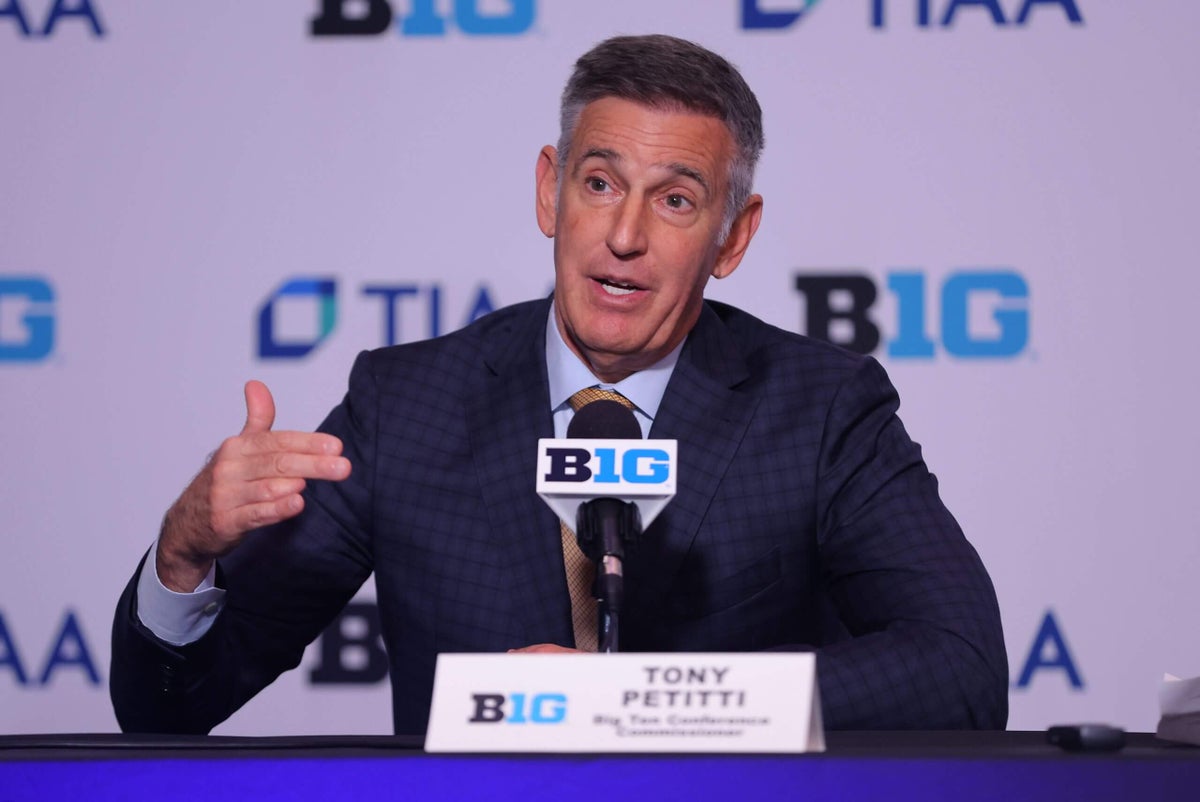Комісар Big Ten Тоні Петітті в листі заявив, що покарання для Мічигану слід скасувати