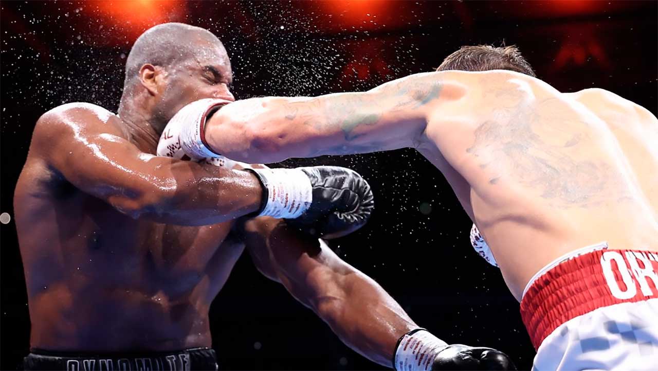 Олександр Усик здобув дострокову перемогу над Деніелом Дюбуа