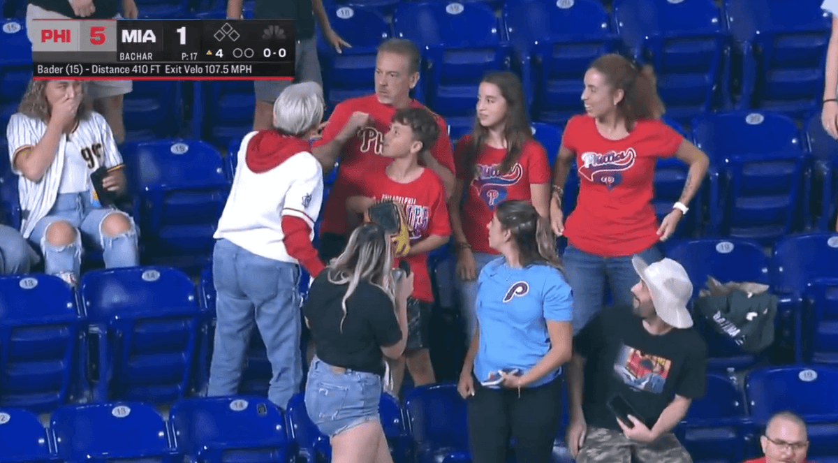 Компанія готова заплатити $5,000 фанату Phillies за м'яч з написом «Вибачте»
