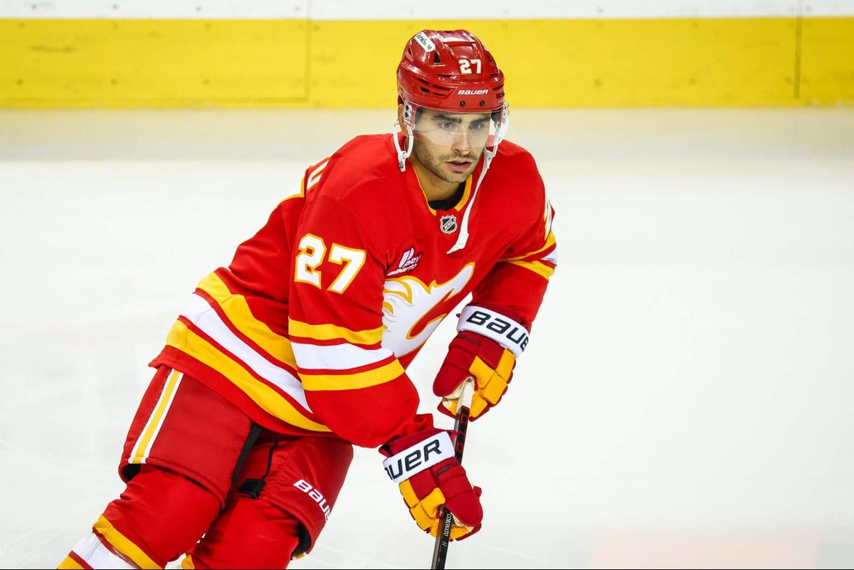 Метт Коронато з Flames повертається в матчі проти Jets після удару шайбою в вухо