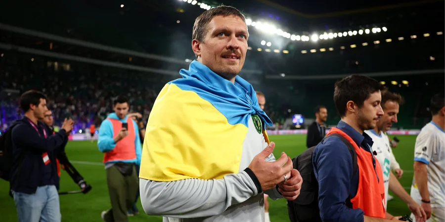 Олександр Усик зіграв у благодійному матчі (Фото: REUTERS/Pedro Nunes)