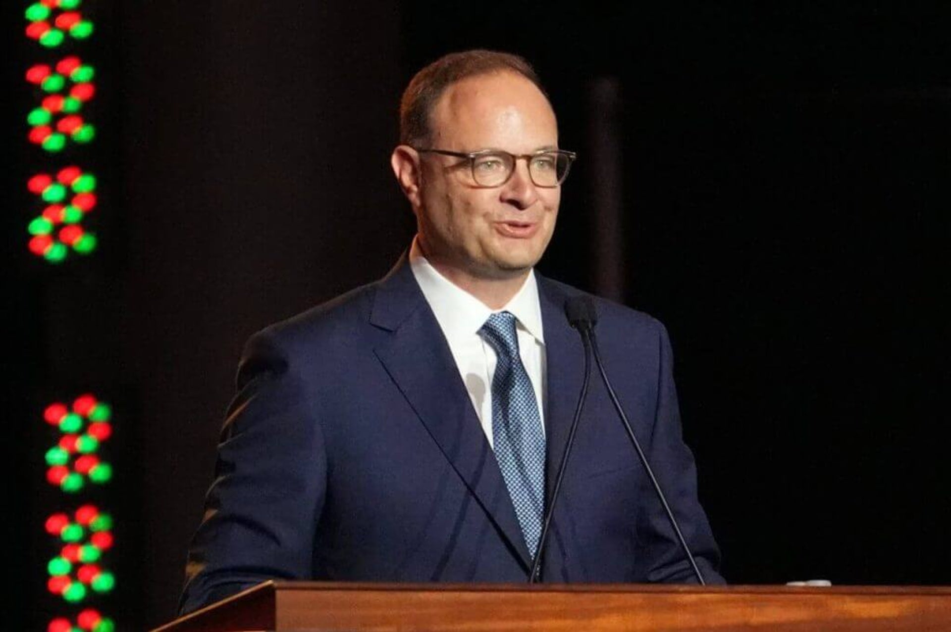 Adrian Wojnarowski gives a speech at the 2025 Basketball Hall of Fame Enshrinement Ceremony.