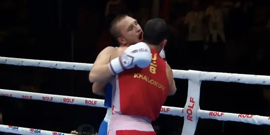 Росіянин вкусив суперника за вухо під час бою (Фото: IBA Boxing)