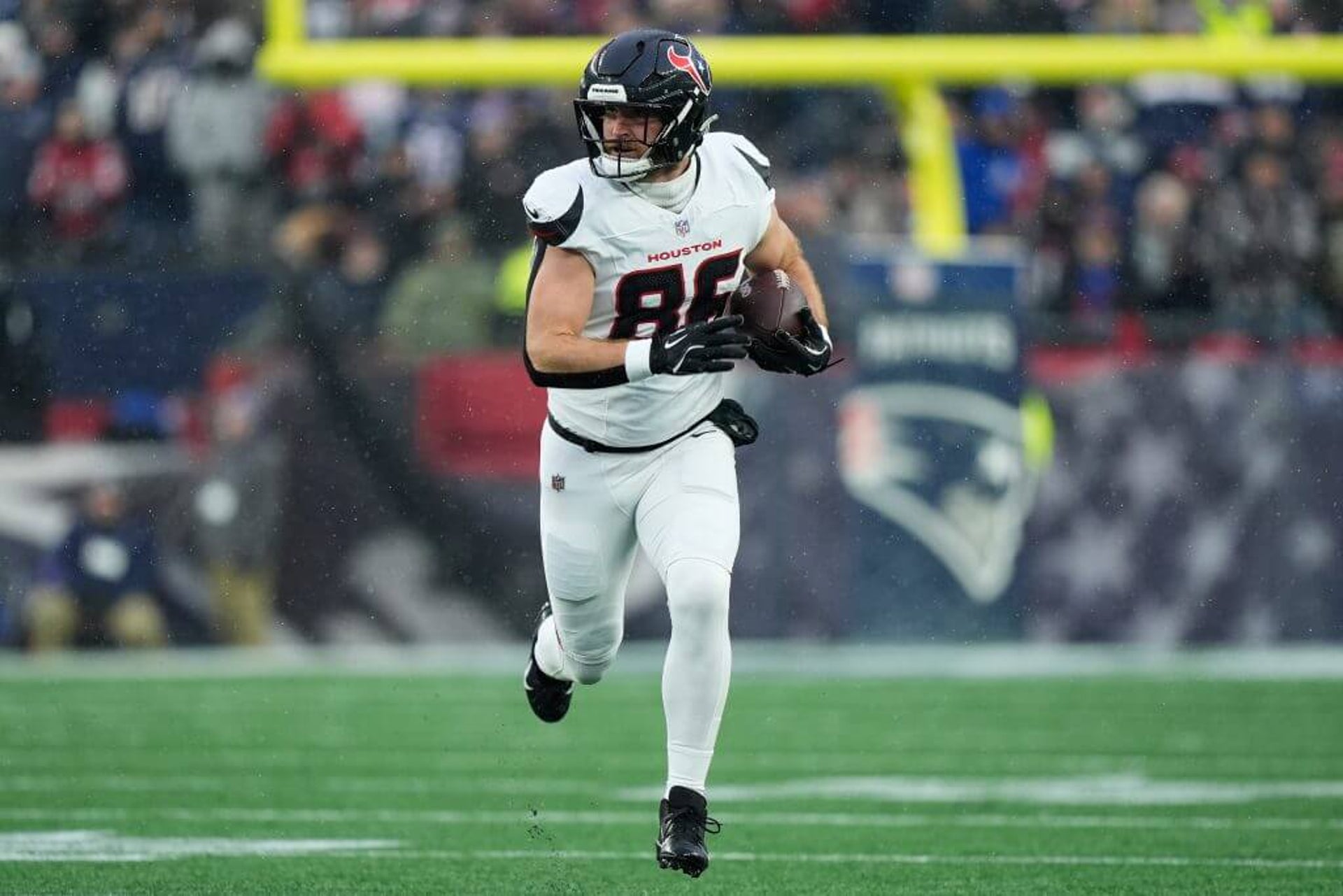 Houston Texans tight end Dalton Schultz (86) runs during Sunday's game against the New England Patriots.