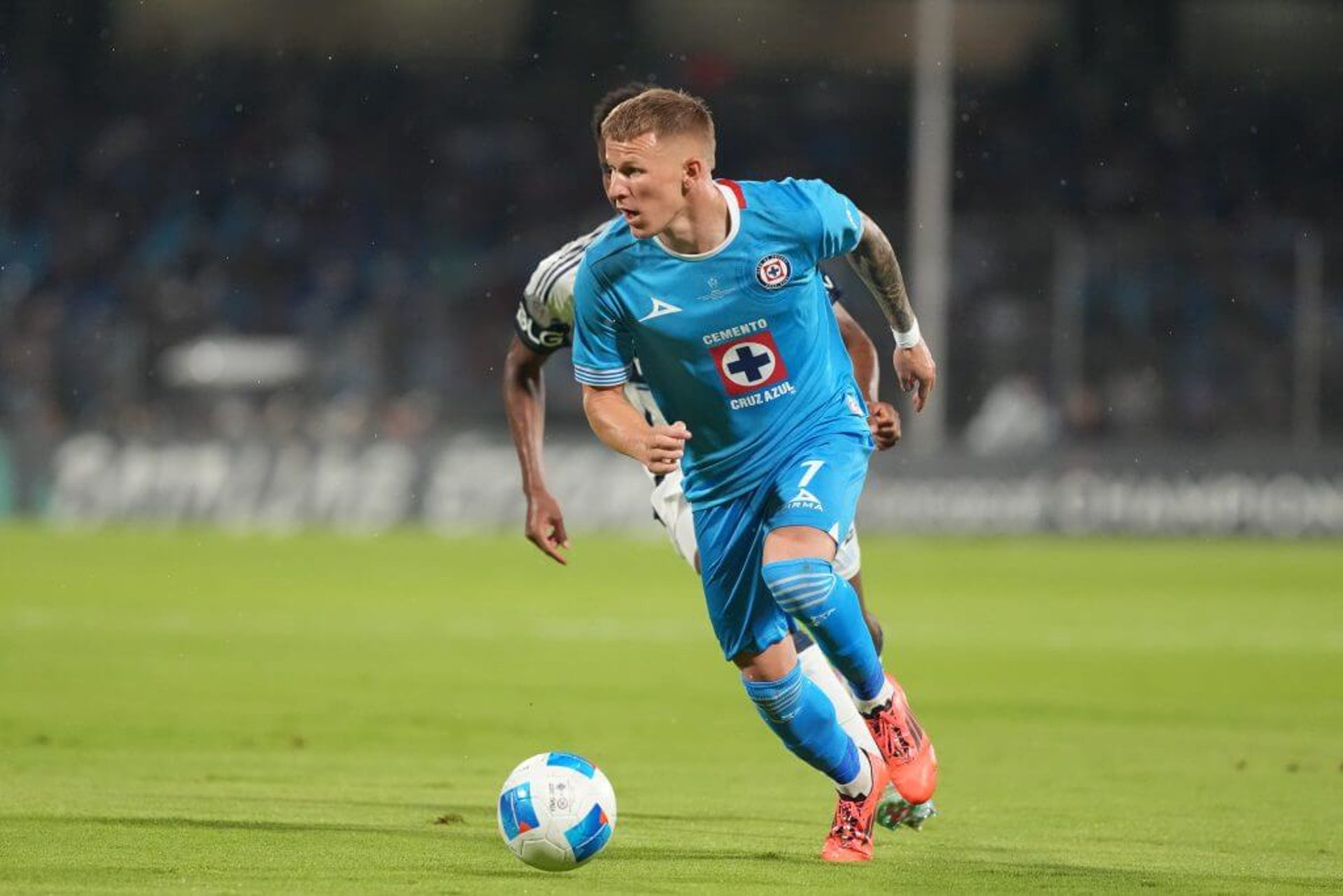 Mateusz Bogusz dribbles the ball for Cruz Azul