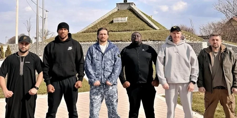 Ентоні Джошуа (другий ліворуч) уперше побував в Україні (Фото: twitter.com/MatchroomBoxing)